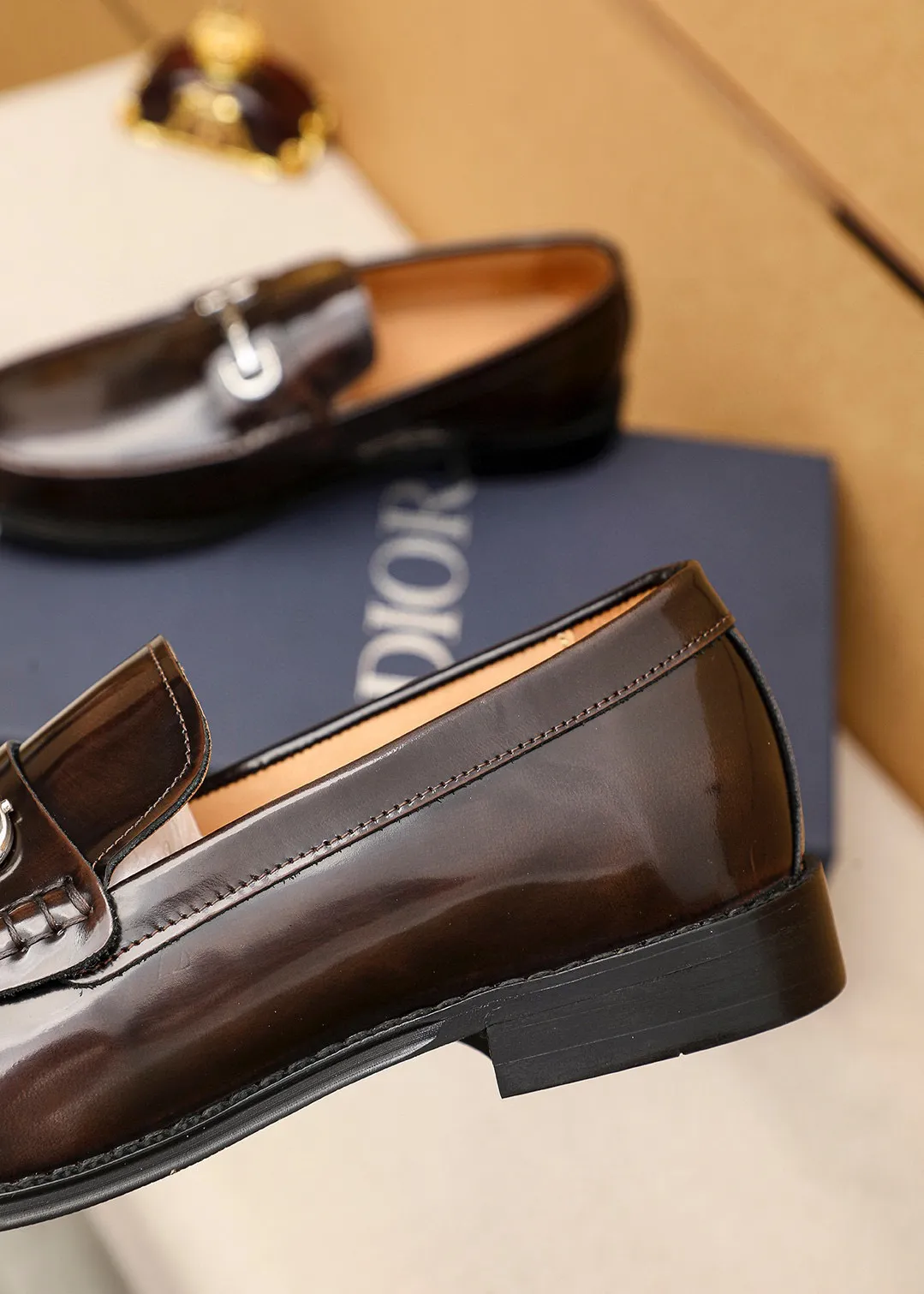 Men's shoes 💰480 💐 Product trademark: Dior "Dior" casual leather shoes Regular size: 39-44 (45🉑️customized) Product materials: Selected Italian imported first-layer open-edge beaded cowhide leather upper + luxury hardware buckle, imported water-dyed 🐂 cowhide lining. Strong three-dimensional visual effect, original outsole color: 1⃣️color optional
